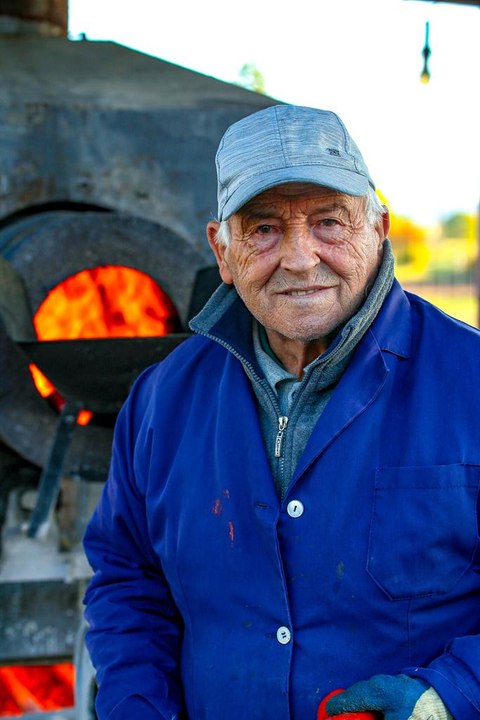 Señor sonriendo horno de leña pimientos